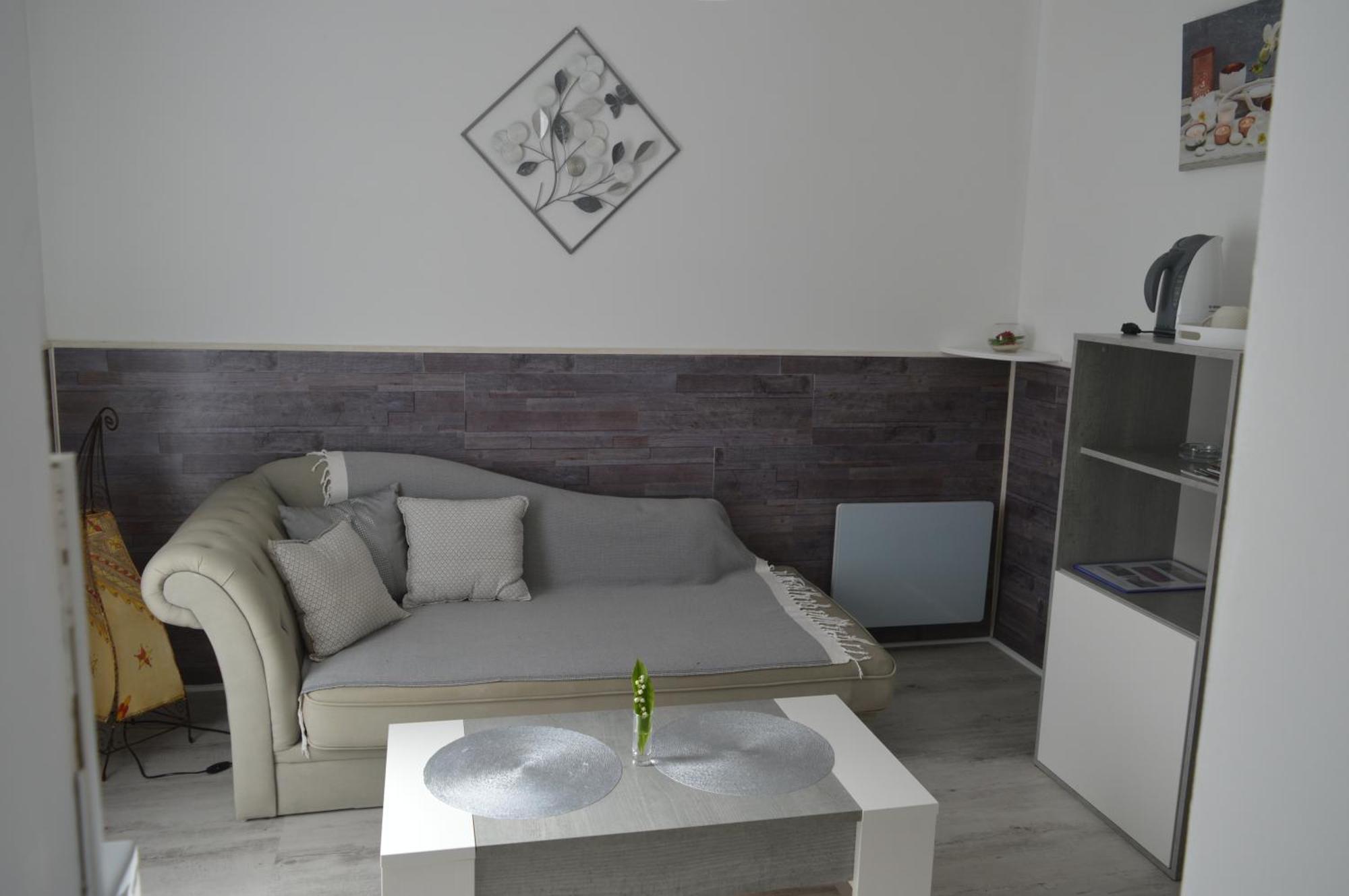 Au Coeur Du Bien Etre, Chambre D'Hotes Avec Piscine Chauffee Et Couverte, Spa, Sauna, Massages Monteaux Luaran gambar