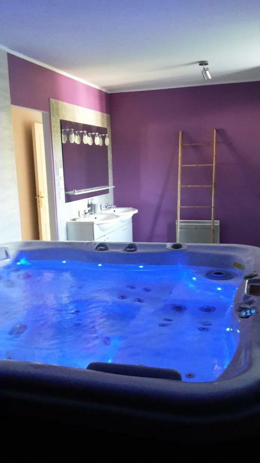 Au Coeur Du Bien Etre, Chambre D'Hotes Avec Piscine Chauffee Et Couverte, Spa, Sauna, Massages Monteaux Luaran gambar